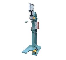 鉚接機廠家:氣液增壓鉚接機的操作注意事項