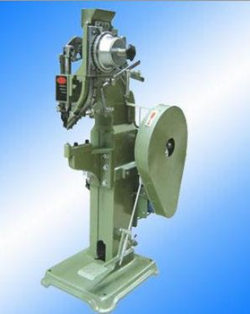 選購(gòu)徑向鉚接機(jī)時(shí)需要注意哪些事項(xiàng)？