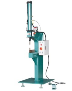 如何選擇無鉚釘鉚接機廠家及品牌？