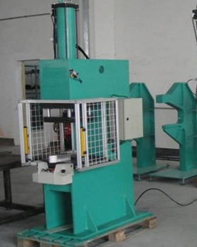 汽車行業(yè)如何運(yùn)用鉚接機(jī)提高組件質(zhì)量和生產(chǎn)效率？