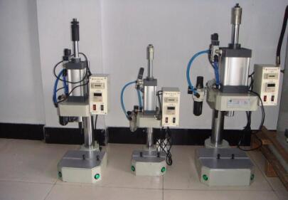 如何找到專(zhuān)業(yè)生產(chǎn)液壓鉚接機(jī)的廠(chǎng)家